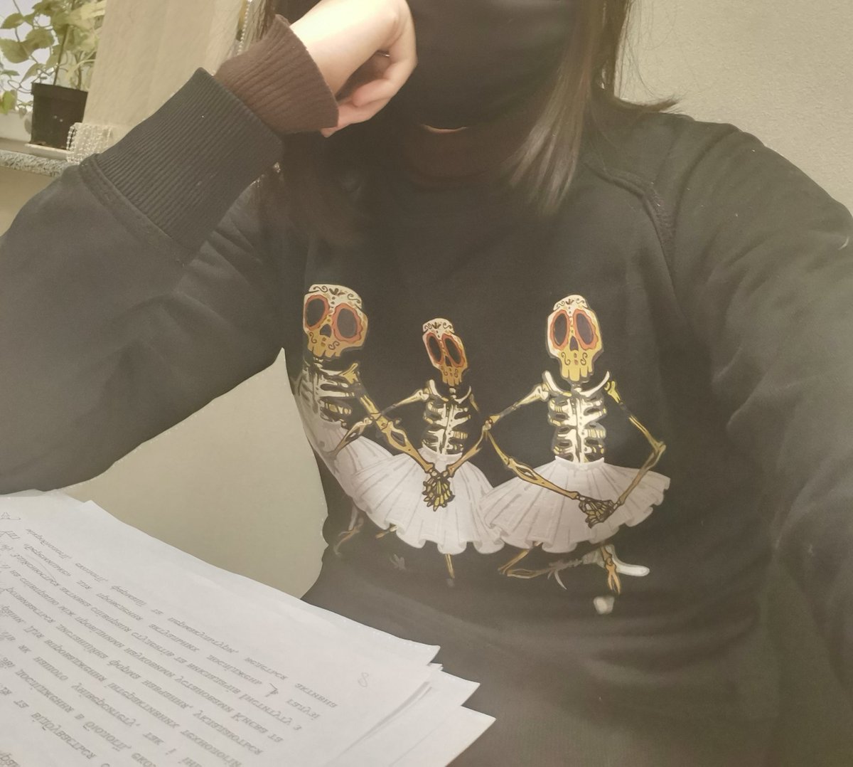 Travyanaya's tweet photo. @JuliaTepes Сорі за якість, ледве знайшла)
Та, коротше, її поінт був у тому, що прінт має в собі щось "непристойне" https://t.co/VdHCPkaYtY