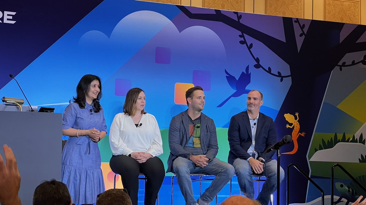 It was great sharing the physical stage at VMware with <a href="/ShikhaMittal14/">Shikha Mittal</a>, <a href="/DebbieDubrow/">Debbie Dubrow</a> and <a href="/TheAlSolorzano/">Al Solorzano</a> from e360. Sharing how Horizon Cloud and both #Windows365 and #AVD are adding value. Packed room, great interactions and feedback! Come find us at the booth or at our session