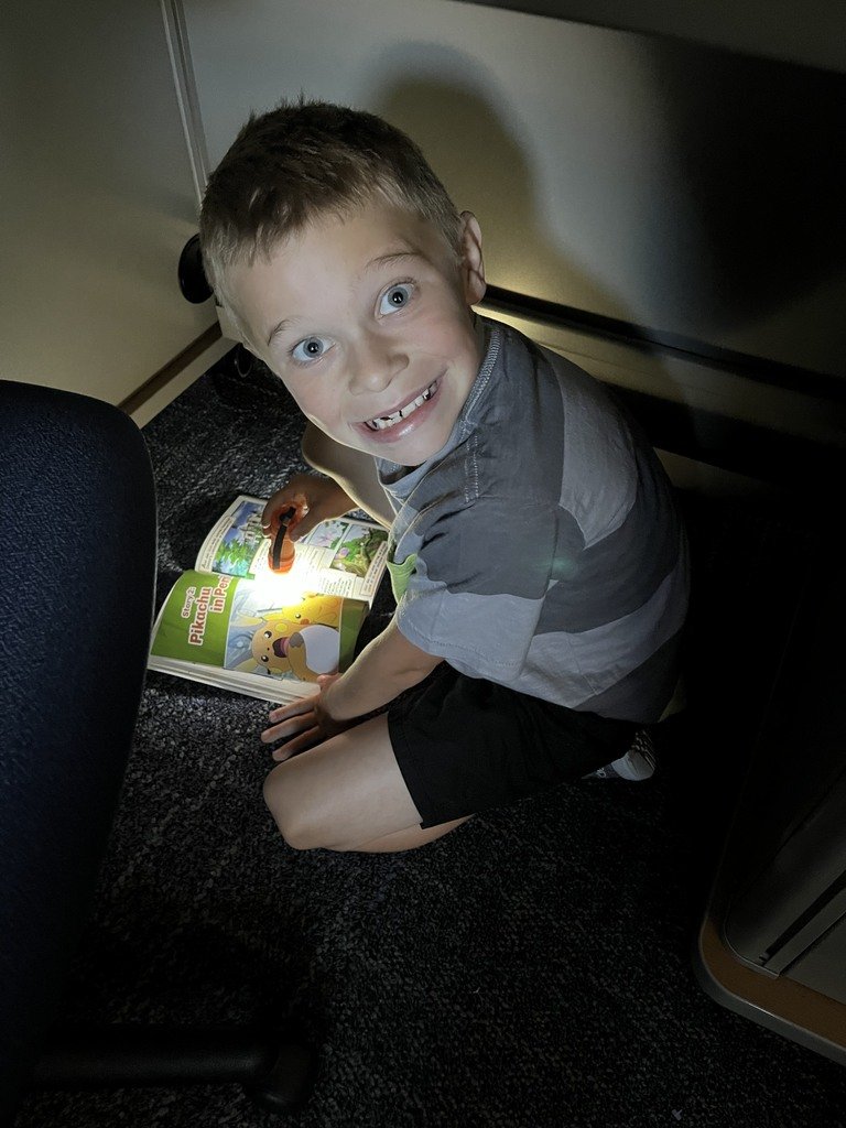 ElementarySalem's tweet photo. 2nd graders enjoyed independent reading time with flashlights. https://t.co/mKpJiq5l74