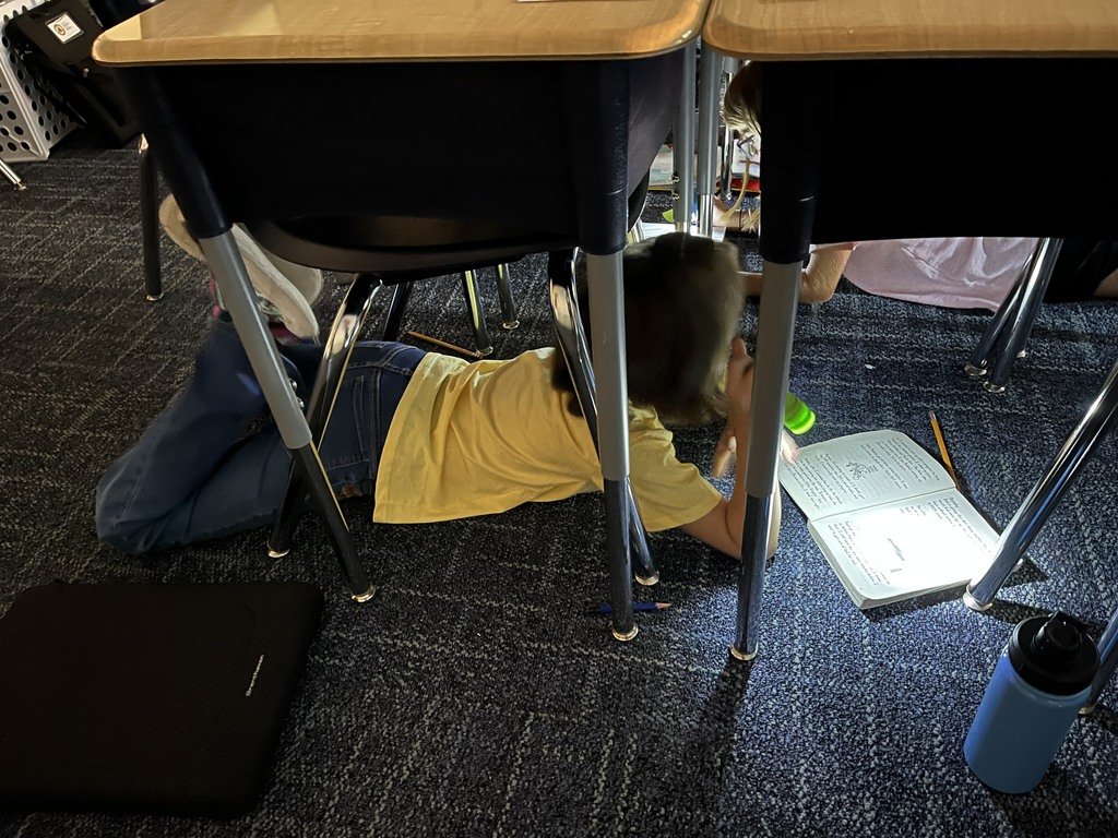 ElementarySalem's tweet photo. 2nd graders enjoyed independent reading time with flashlights. https://t.co/mKpJiq5l74
