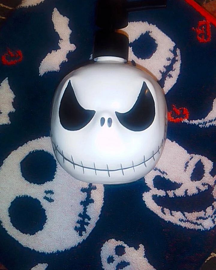 FlickrofMidnite's tweet photo. A couple of NBC things I got from the home collection @asda yesterday 🖤🎃🤍🎃
#halloweendecor #halloween #decor #pumpkin #halloweenhunting #codeorange #spookyseason #keepitspooky #NBC #thenightmarebeforechristmas https://t.co/Xr1UH8uyOg