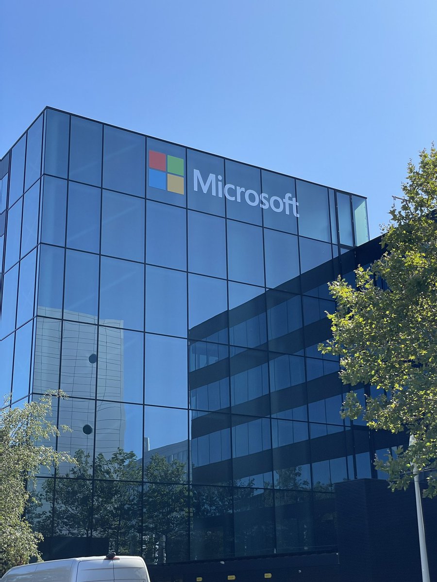 AndraMarac's tweet photo. Yesterday I attended @microsoftnl’s cybersecurity event in Amsterdam

And it was awesome 🤩 Learned so much!

Ever since I was young, I was fascinated by hacking &amp; computers 🖥️ 

I’m now training to work in this field to stop the bad guys and I love it 👮‍♀️

#womeninSTEM #europol https://t.co/R0AbDBT5oF
