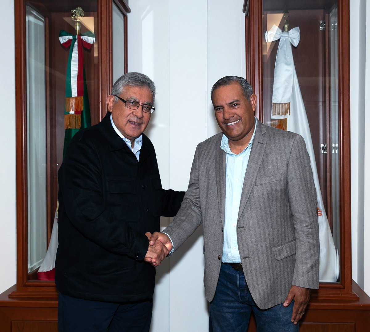 RamirezMiguel64's tweet photo. #SNTEconMéxico

🔴 El Secretario General del #SNTE 📚 Maestro Alfonso Cepeda Salas, se reunió con el profesor Ramón García Alvizo, dirigente de @SnteAgs 👉Confiaron en la sensibilidad de la autoridad educativa en la entidad para que maestros y niños cuenten a tiempo con sus #LTG https://t.co/xlhpKG8OB9