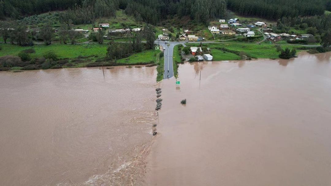 RedGeoChile's tweet photo. MAULE ⚠️ Impactantes imágenes aéreas del puente Lautaro en la comuna de #Licantén. Corte total producto del gran caudal y desborde del río Mataquito.

❗️ No viaje a sectores inundados.

📷 Julián Cañete https://t.co/dfQnVkDcpf