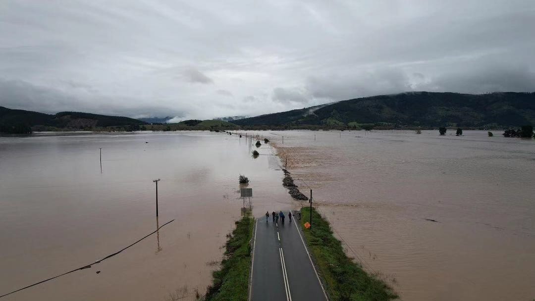 RedGeoChile's tweet photo. MAULE ⚠️ Impactantes imágenes aéreas del puente Lautaro en la comuna de #Licantén. Corte total producto del gran caudal y desborde del río Mataquito.

❗️ No viaje a sectores inundados.

📷 Julián Cañete https://t.co/dfQnVkDcpf