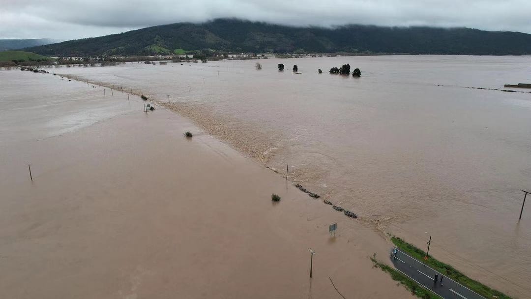 RedGeoChile's tweet photo. MAULE ⚠️ Impactantes imágenes aéreas del puente Lautaro en la comuna de #Licantén. Corte total producto del gran caudal y desborde del río Mataquito.

❗️ No viaje a sectores inundados.

📷 Julián Cañete https://t.co/dfQnVkDcpf