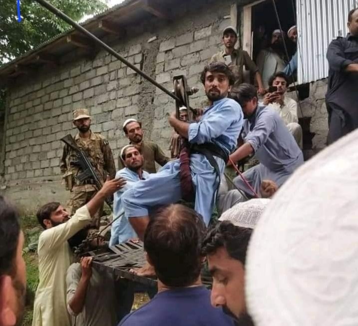 MehranDin's tweet photo. یہ تصاویر بے بسی کی نہیں اس ریارست کے ناکام ہونے کی ہیں اکیسویں صدی میں بھی لوگ اس موت کے سفر کو روذ کرتے ہیں اور جانتے بھی نہیں کہ انکے ٹیکس کے پیسوں سے انکے نمائندے عیاشی کر رہے اور اشرافیہ غیرت بیچ چکی ہے جب تک سرمایہ داریت رہے گی اس ریاست کے لوگ موت کا یہ تماشا روذ دیکھیں گے https://t.co/SGQV5mILcZ