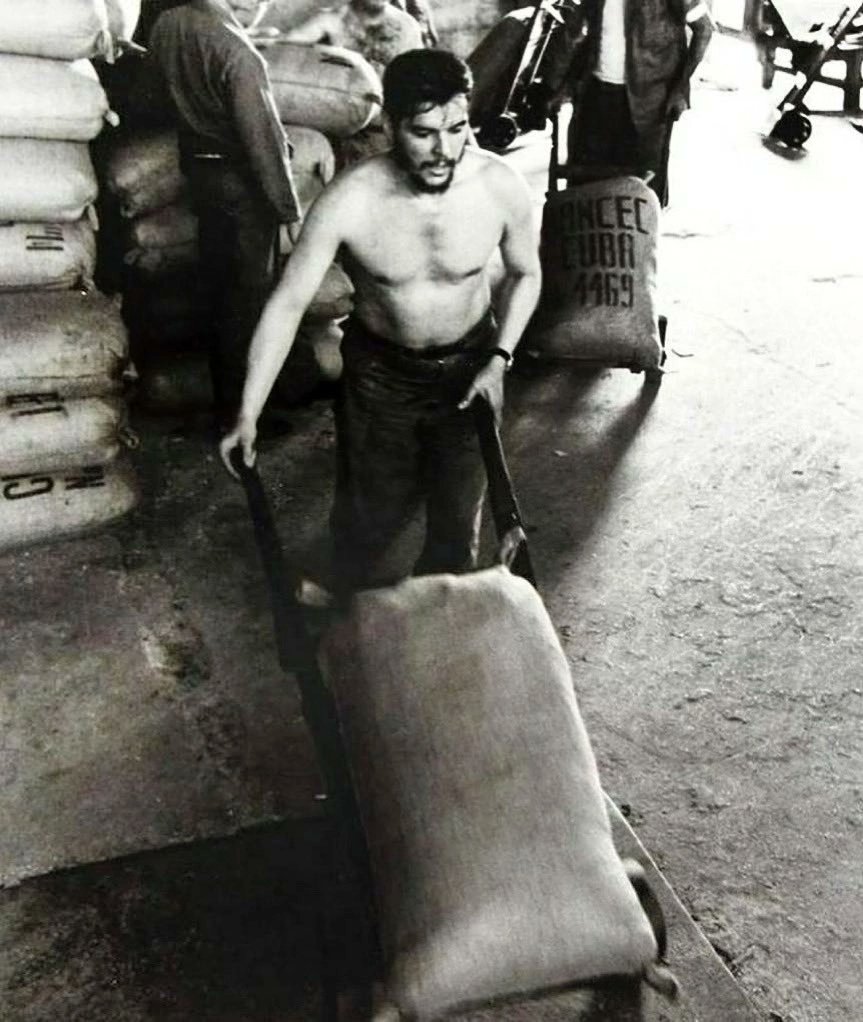 Че Гевара на разгрузочных работах в порту Гаваны после победы революции.
Вот почему социализм неизбежен и почему он так пугает наших врагов, капиталистов, для которых работа - страшнее ада.