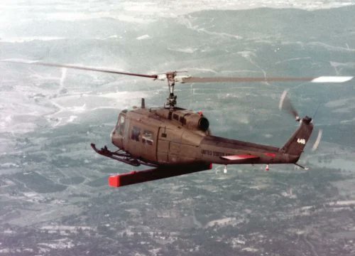 PAVE_naught's tweet photo. JUH-1 SOTAS (Stand-Off Target Acquisition System), a modification of the H-variant Iroquois used for ground target acquisition. it incorporated a rotating variant of the OV-1 Mohawk's AN/APS-94 radar which had been used for the same role. four craft were built, serving until 1986 https://t.co/LsyvHGwgQk