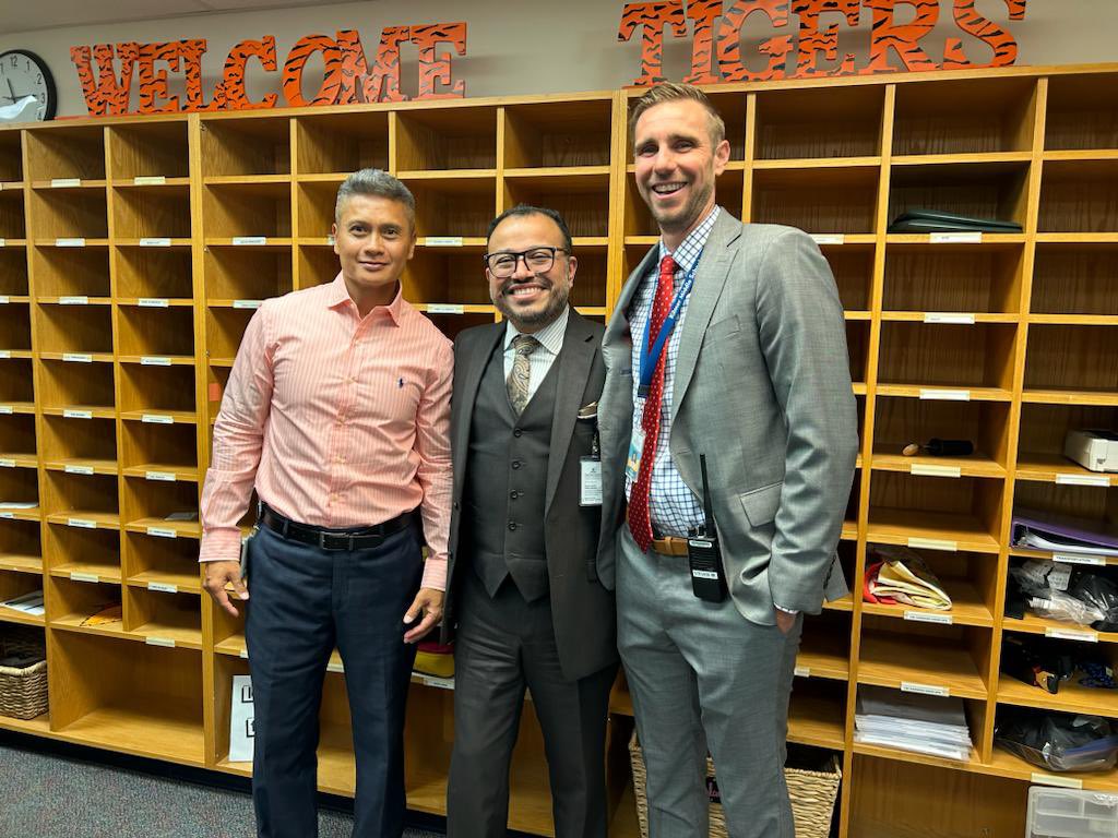 Geovanny Ponce, Ed.D. (@gponce_schools) on Twitter photo Second day of school!! Great things happening <a href="/fcpsnews/">Fairfax Schools 🌟</a> Thank you to all our Principals for their commitment and leadership. Second day of school!! Great things happening <a href="/fcpsnews/">Fairfax Schools 🌟</a> Thank you to all our Principals for their commitment and leadership.