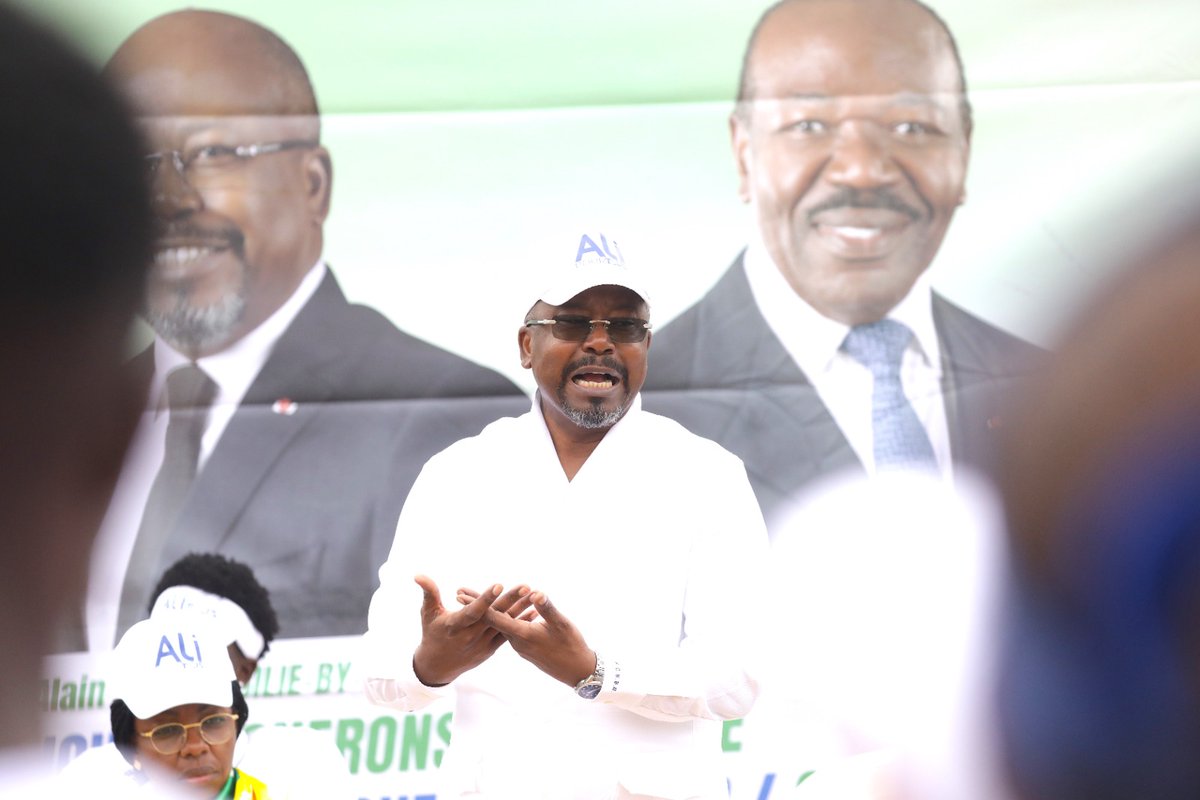 Suite de ma campagne de proximité dans les quartiers du 2ème arrondissement de la ville de Makokou.  La joie de nous retrouver et la bonne humeur n'ont pas occulté le sérieux des échanges sur le Pacte Social et Républicain du <a href="/PresidentABO/">Ali Bongo Ondimba</a>