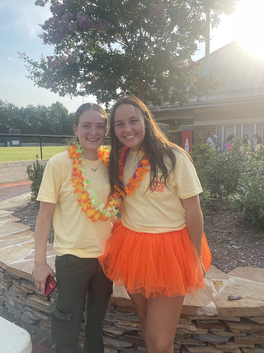 fcdsgirlshoops's tweet photo. Happy First day of class from our two seniors Sadie Quinn Wall &amp; Emily Kusnic

#2024 
#FDOC https://t.co/l0EkU90vFe