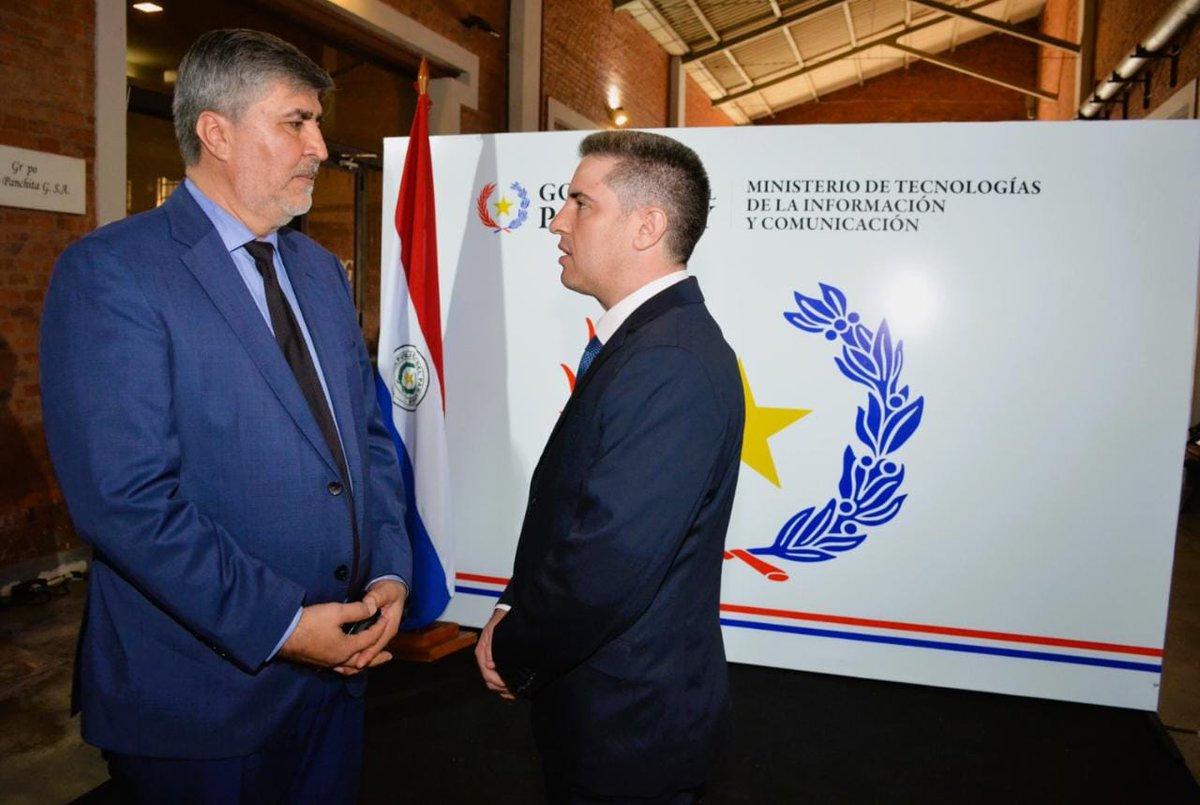 Hoy tuve el honor de participar del acto de asunción al cargo del nuevo Ministro del <a href="/Miticpy/">MITIC Paraguay</a>, Sr. Gustavo Villate, a quien deseo mucho éxito en sus nuevas funciones al frente de tan importante cartera.