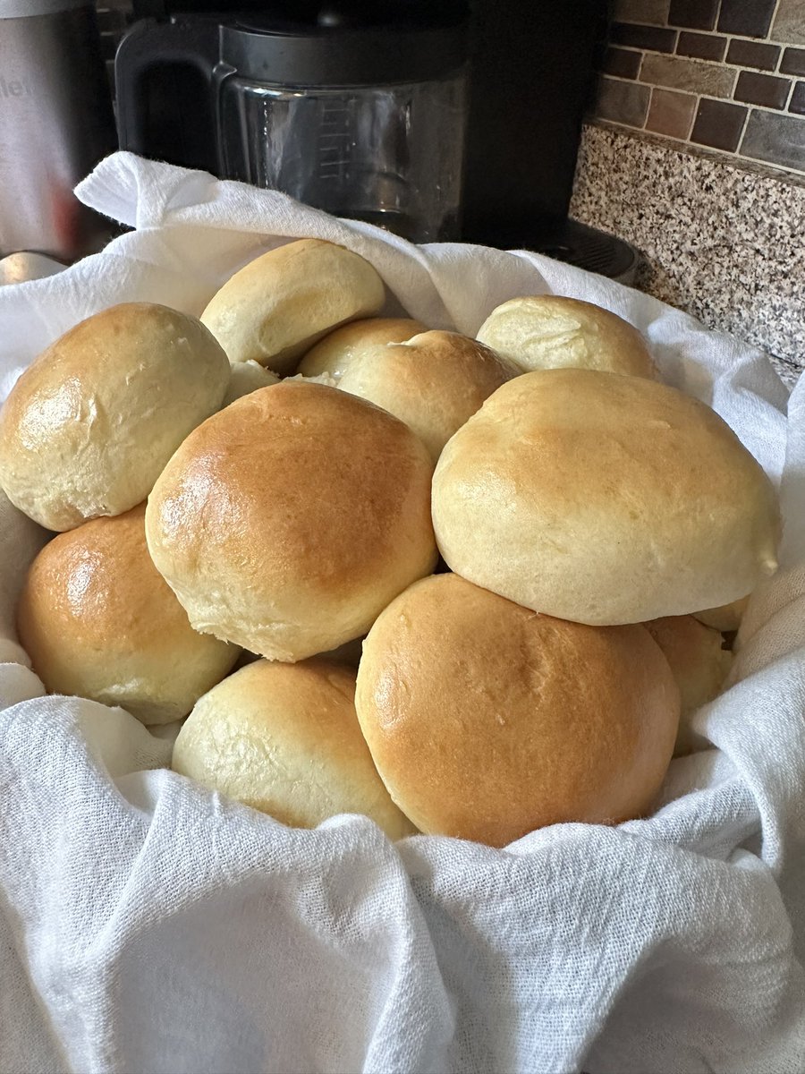 itsmekellzz's tweet photo. These are the  best yeast rolls I have ever had. They don’t last 10 minutes in my house. Golden Corral Texas or  road house style rolls. These are a winner 🏆 #rolls #texasroadhouse #goldencorral  #yeastrolls #delicious #sogood #soft #buttery #deliciousness #itsmekellz https://t.co/YzKwZrHKKW