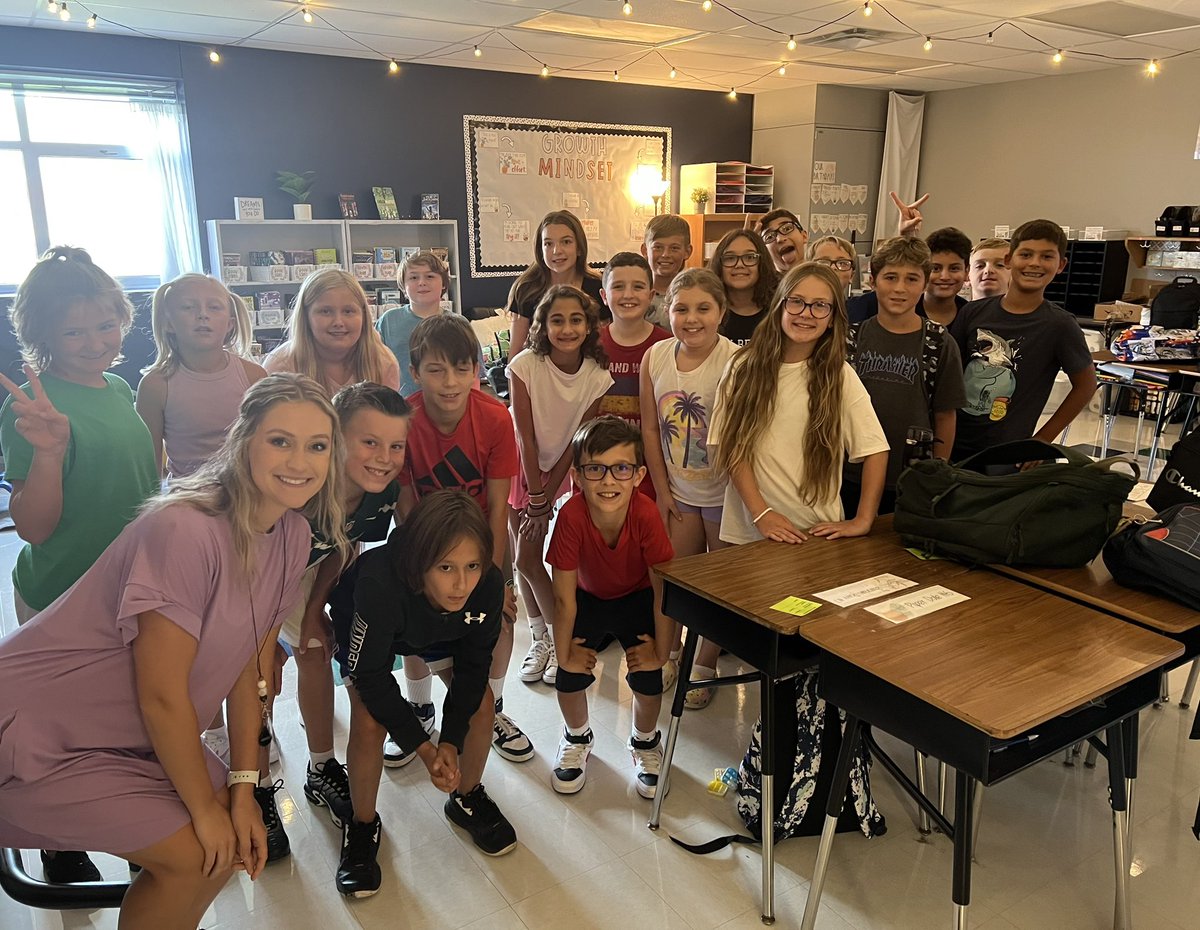 houston_5th's tweet photo. Second day of school picture 💙💚. I’ve loved getting to know these awesome kiddos so far! #wolfpuppride https://t.co/DDjWSJ61i0