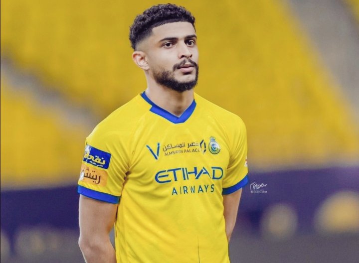 naf_alnassr's tweet photo. جمهور النصر.. حسب المعلومات انه راحل عن النادي.. لكن اقسم بالله ما ينكر معروفه إلا شخص جاحد، هذا لولا الله ثم هو ما كان فرحنا بكأس العرب ابد؛ كان الهلال بينهي المباراة بهدفين!! ولكن إيقافه لمرتدة الهلال وطرده، اعاد الامل للنصر، لا تقسون عليه.. العمري 💛 https://t.co/0TpZfXMPMH