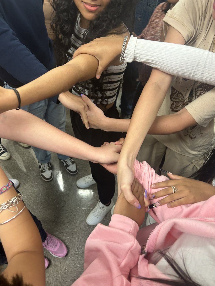 🤓Learning about verbs in our English Language Development and Acquisition (ELDA II) class plus the Human Knot team building activity! 🥰So much fun!❤️Such a great groups of students!❤️ #2023Positivity #GritandGanas #ExpeditionExceLLence #LHSProud