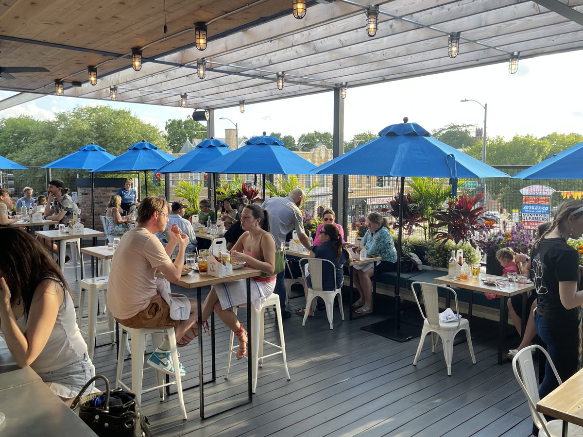 Join us on the rooftop before it gets too hot in Chicago to go outside in the next couple of days 🥵🌡️
•
#chicagorooftop #ravenswood #ravenswoodchicago #ravenswoodrestaurant  #EEEEEats #infatuationchi #eaterchicago #dishroulette #chicagoeats #chicagofoodie #fabfoodchicago