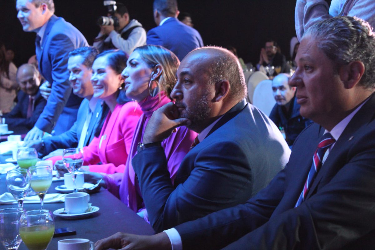 economiagente's tweet photo. El Gobernador @diegosinhue y el Secretario @ramonalfaro4 inauguraron la 89 edición de @SAPICAmexico
Sin duda una de las ferias más importantes del sector cuero-calzado a nivel mundial, en la que se suman el talento y la creatividad
#ConsumeLocalGto
#GTO #GrandezaDeMéxico https://t.co/4EUl31gXGp