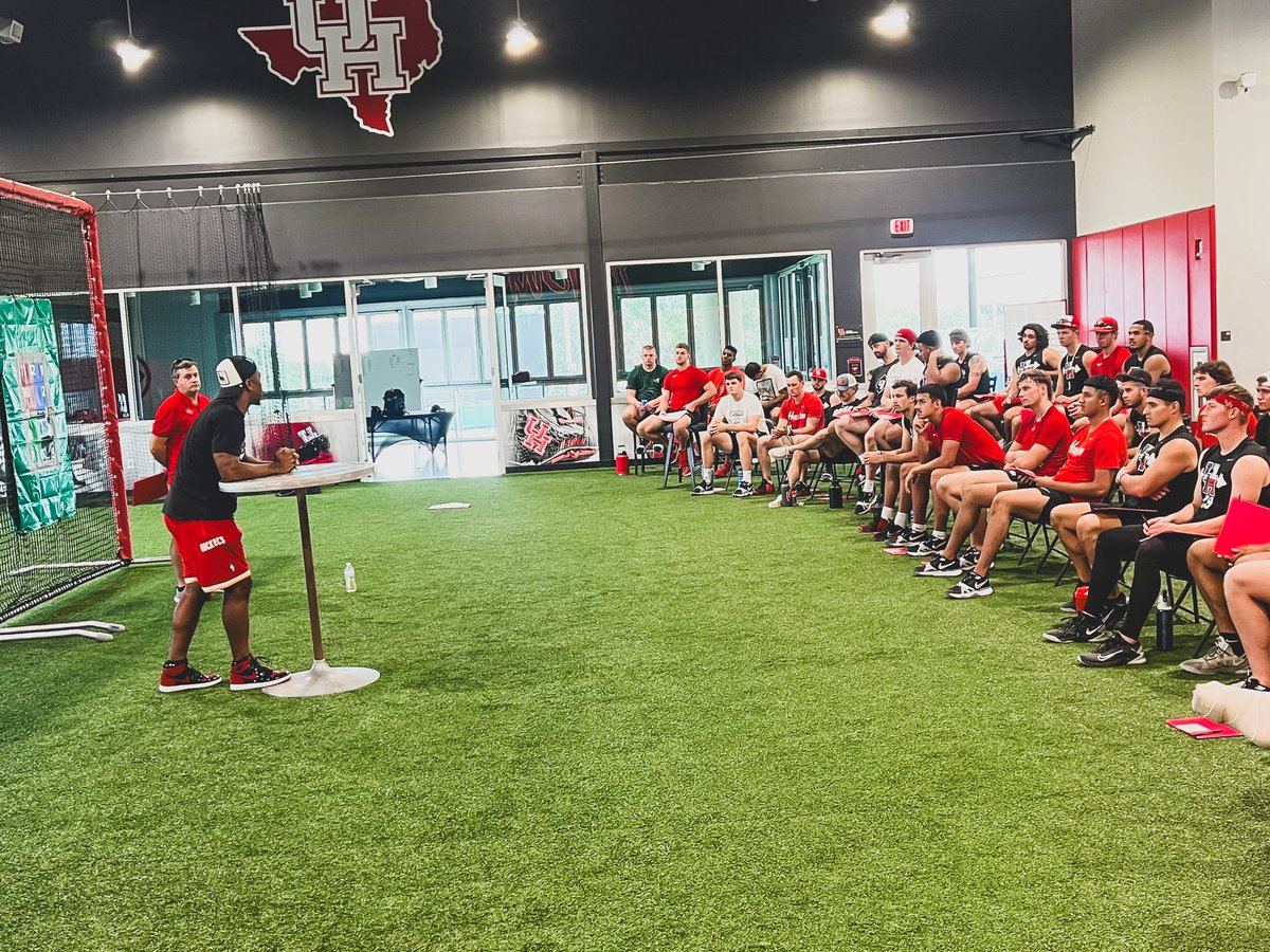 UHCougarBB's tweet photo. Cougar Legend Michael Bourn instilling wisdom into the 2024 Coogs! 

Appreciate his time and love for the program. ❤️ https://t.co/n5g0Pm7Doo