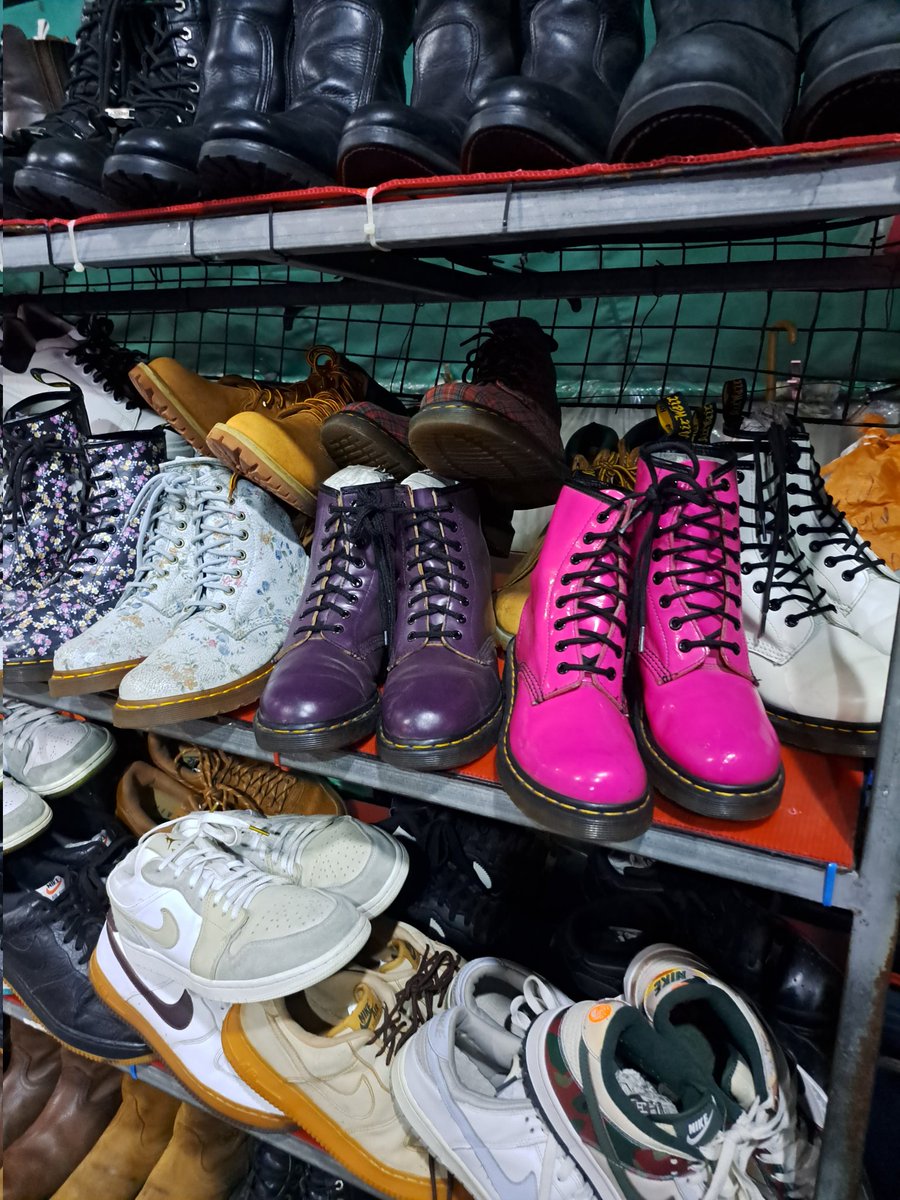 rifqiarv's tweet photo. @Widino Fyi, kalo mau belanja second brand prefer ke patthavikorn market, disana banyak bgt original second brand high quality (masih layak bgt dipake / 95% good condition), contohnya ini, dr martens &amp; vans bejibun disana https://t.co/NChaeMo69y