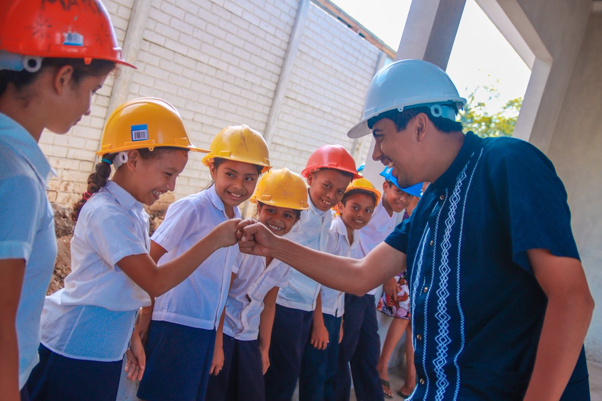 CesarAvilaSV's tweet photo. Hoy, en representación de mi colega @MauricioOrtizES hemos visitado las instalaciones del C.E. Sonia Maricela Aguilar Orellana, en nuestro distrito de 📍 #Acajutla, mejor conocida como la escuelita los Almendros 🤩 https://t.co/mlEqqzcKYP