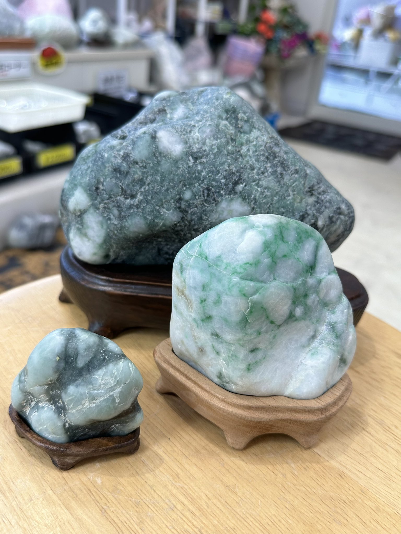 糸魚川翡翠 本体6.9kg台座付き 48182e4464c289f3704b148b44c290