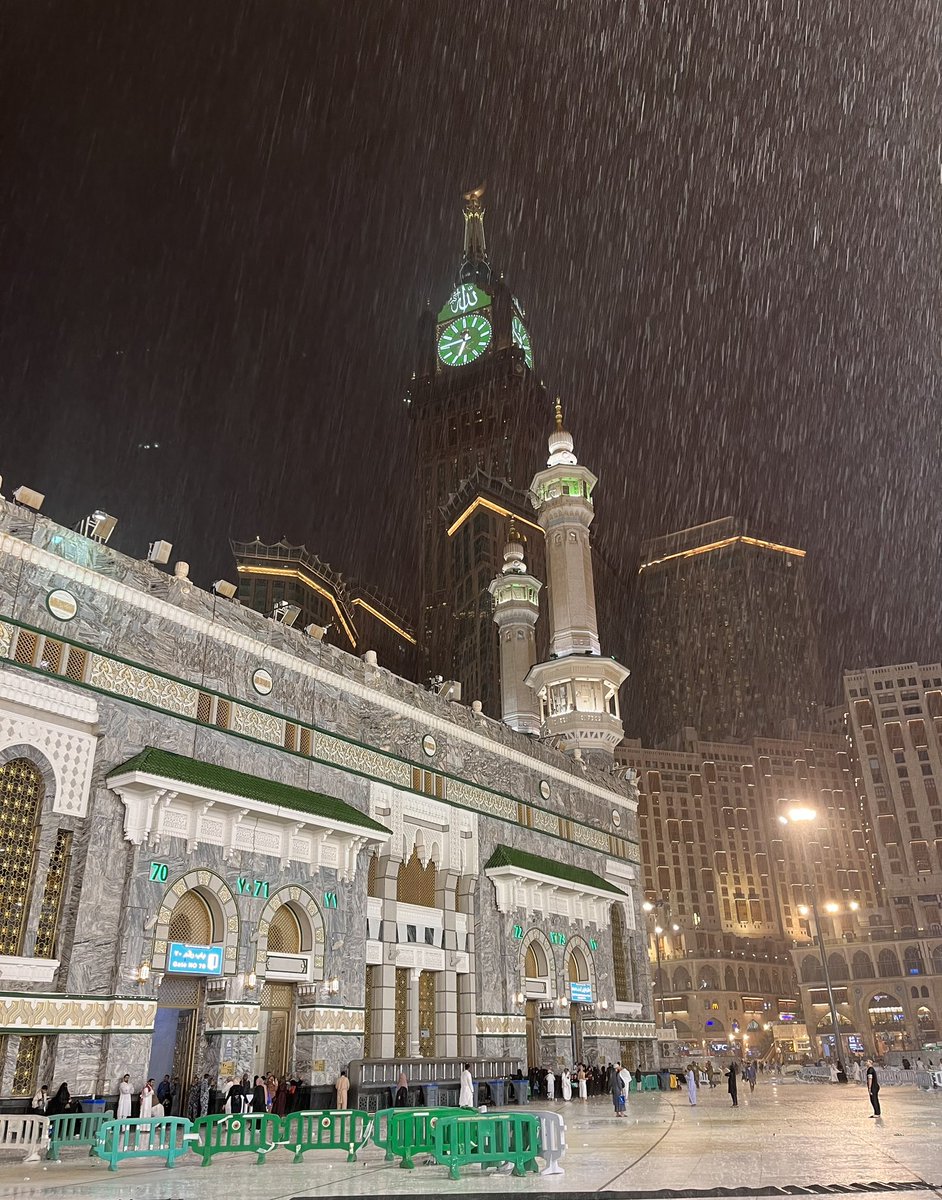 R_Otbi's tweet photo. "إذا سألت عن الجمالِ فلن تَرى، 
كجمالِ مكةَ والمزون هَواطلُ" ♥️⛈️.. https://t.co/votWB7om79