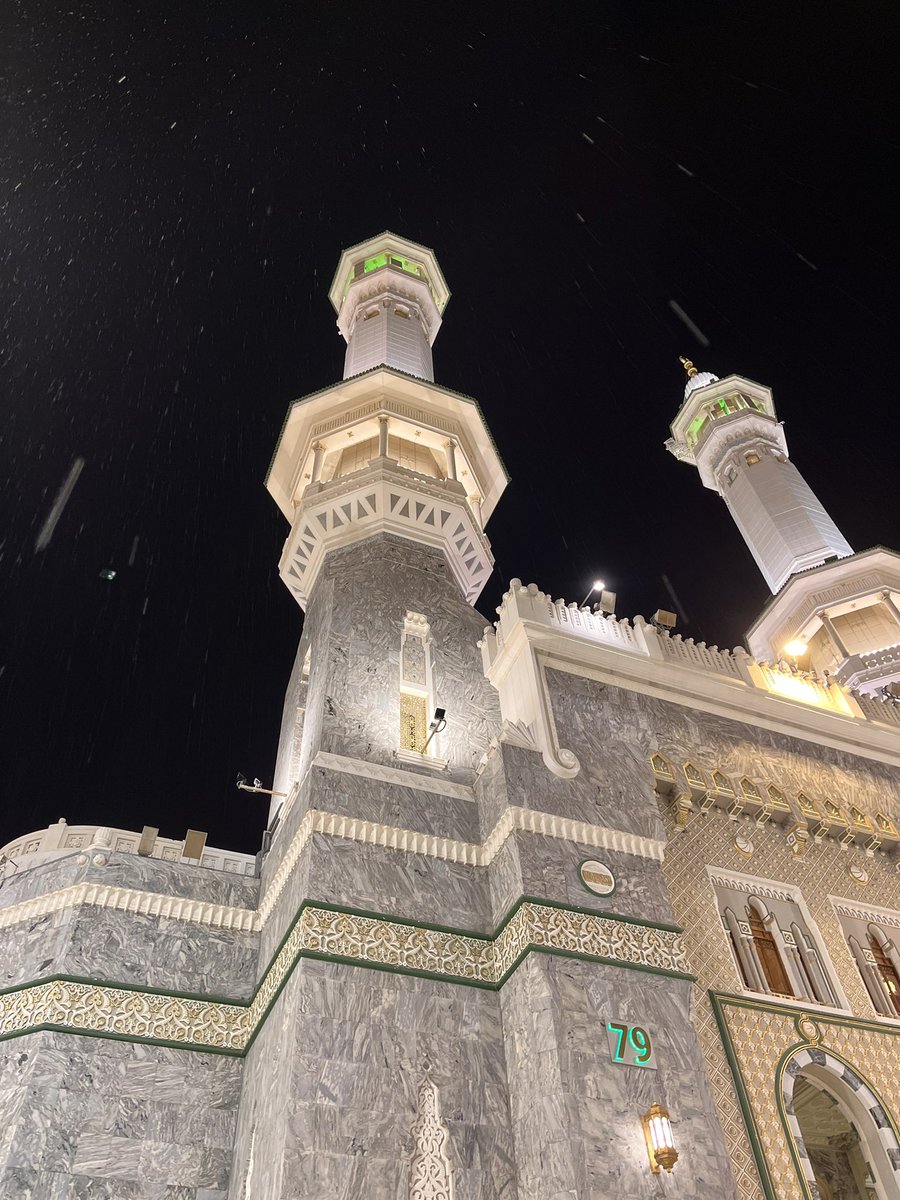 R_Otbi's tweet photo. "إذا سألت عن الجمالِ فلن تَرى، 
كجمالِ مكةَ والمزون هَواطلُ" ♥️⛈️.. https://t.co/votWB7om79