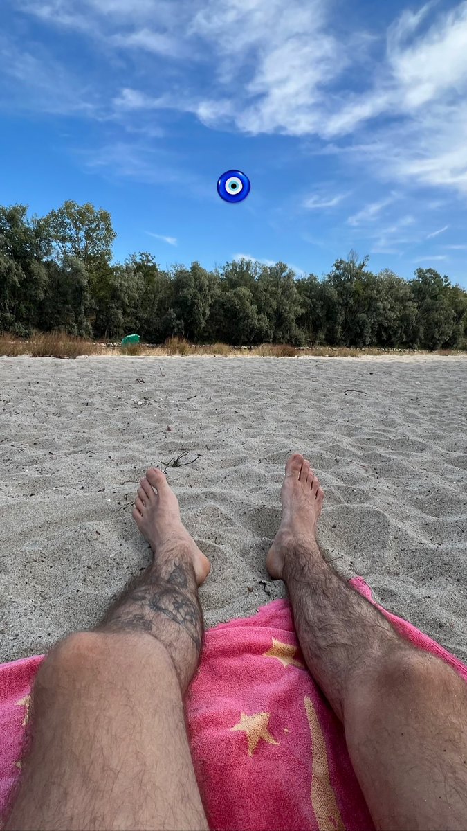 elisircobain's tweet photo. Help qualcuno che pulisce piede dalla sabbia? 😫👣 https://t.co/L8wFBfSr8N