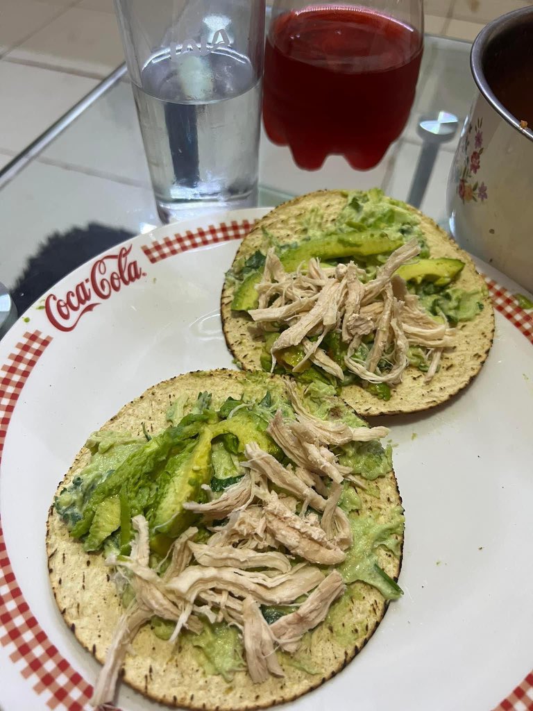 Guarromantico_'s tweet photo. Yo a las 4:00 p.m intentando hacer dieta // Yo a las 12:00 p.m. porque no me llene con la comida de la dieta https://t.co/VcGp3qbatC