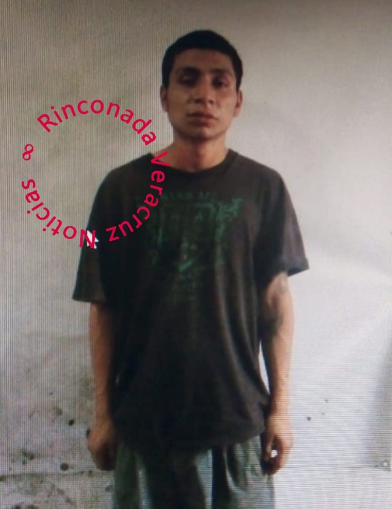 Recién salió del anexo y asesino a su madre a puñaladas, esto en Banderilla Veracruz.
Un joven fue identificado como Arnold de 28 años  asesinó a puñaladas a su madre e hirió a su padre de 60 años y a su hermana menor, en el municipio de #Banderilla, #Veracruz