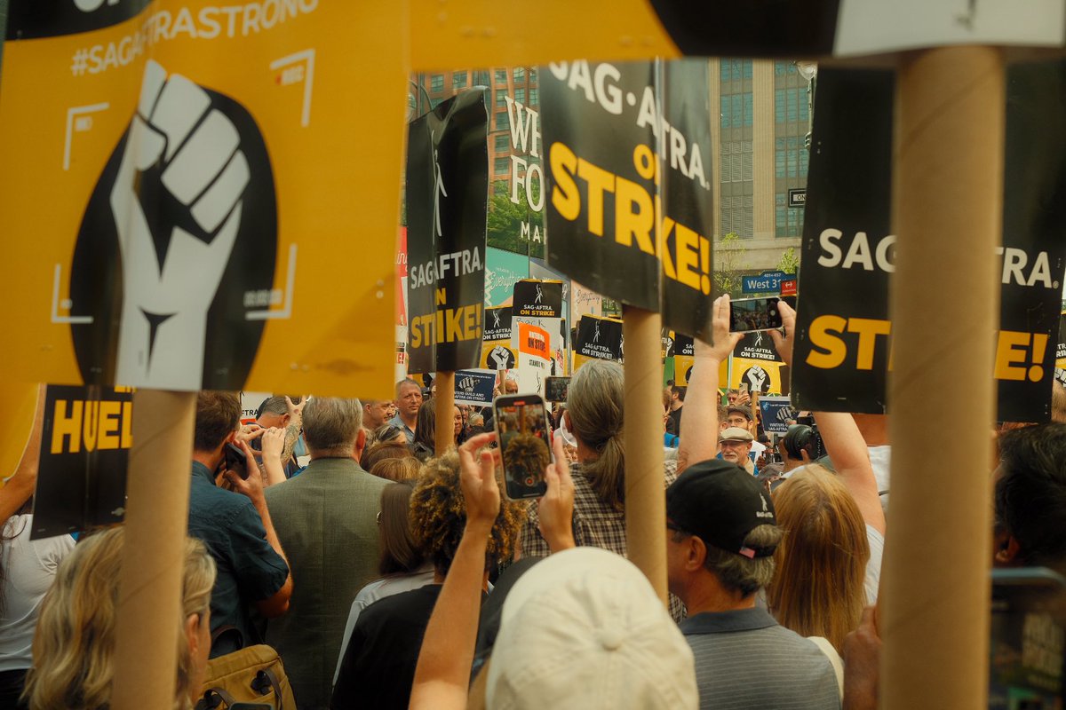 National Day of Solidarity!
We was outside 🎉
#SagAftraStrong #wgastrong #1U <a href="/sagaftra/">SAG-AFTRA</a>