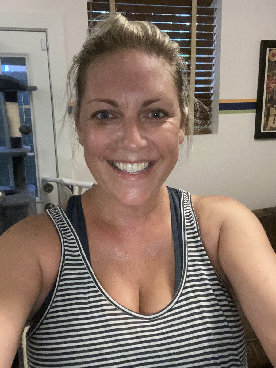 Rizabellepow's tweet photo. 2 months, 4 days a week, weight lifting and HIIT! Just finished #LIIFT4 and finally taking my sweaty selfie. Roman told me I got an A+ in Phys Ed! 🤣 (plus 6 hours of yard work today! 😬) https://t.co/NaAzgXnU8A