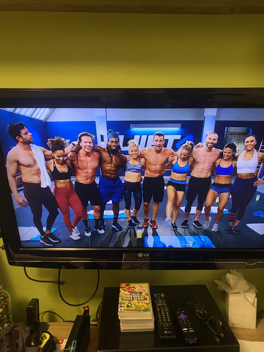 Rizabellepow's tweet photo. 2 months, 4 days a week, weight lifting and HIIT! Just finished #LIIFT4 and finally taking my sweaty selfie. Roman told me I got an A+ in Phys Ed! 🤣 (plus 6 hours of yard work today! 😬) https://t.co/NaAzgXnU8A