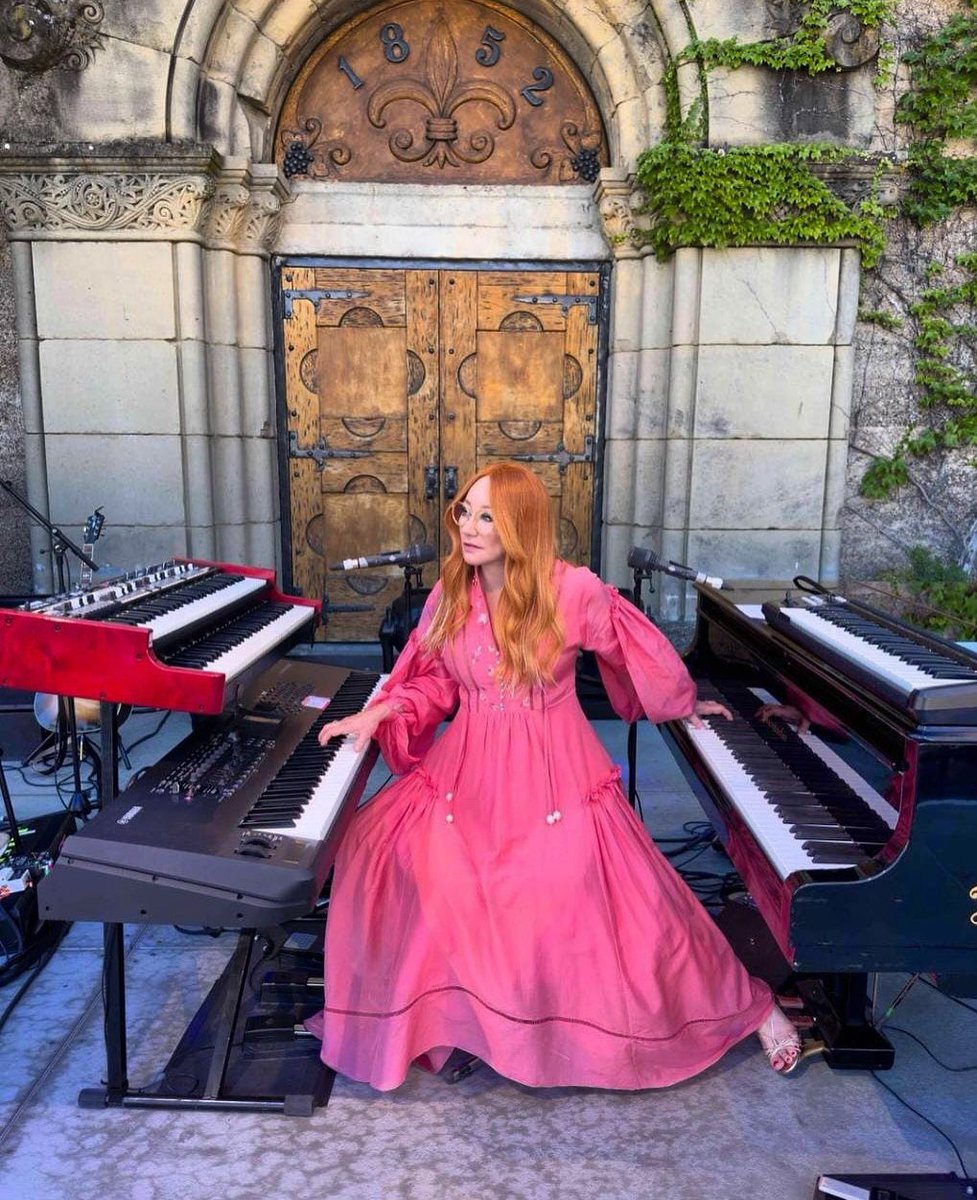 toribr's tweet photo. .@toriamos thank you for inspiring and nourishing us with your music and passion! It’s so rare to find someone who can convey magic and realness in such a balanced way, sometimes within a verse or a phrase. It’s beautiful, you are beautiful! Happy B’day ♥️ https://t.co/Dr4WnyEdVJ