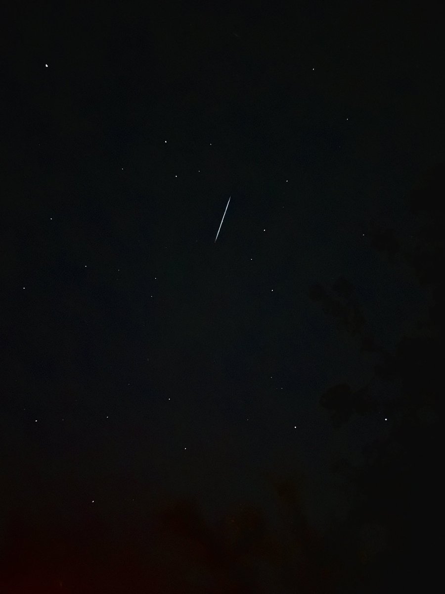 VictoriaLiebman's tweet photo. Just saw Elon Musk’s Starlink in the sky. 

Disappointed, I thought it was a weird kind of meteorite. https://t.co/gNOQNxyyuY