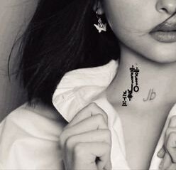 يعتقدون بأن حياتي الظاهرة أمامهم هي حياتي التي أحياها في ذاتي، لكنهم لا يعلمون أن في أعماقي حياة تختلف عما يشهدونها!
لذلك لا  يدركها إلا من كان يعيش في اعماقي💔..