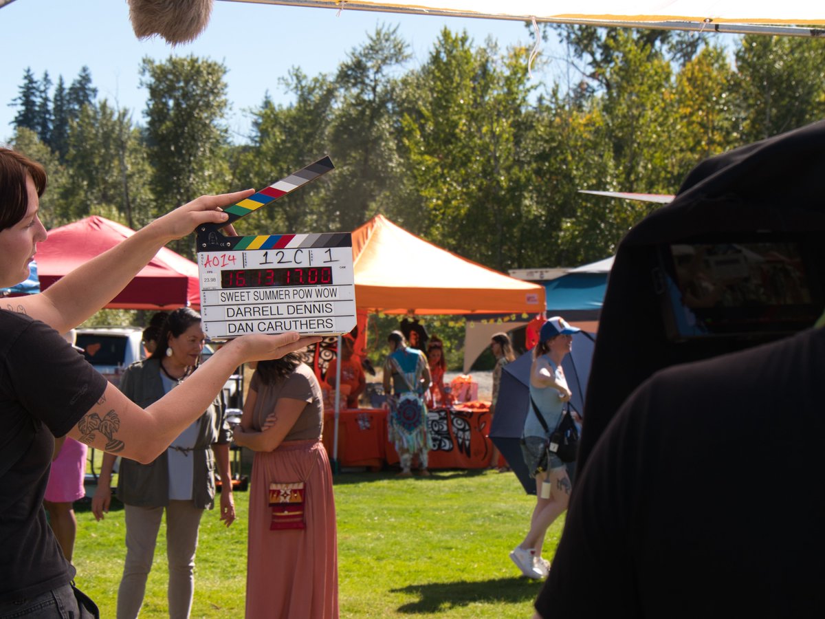 OrcaCoveMedia's tweet image. Lights! Camera! Action! 🎬
Behind-The-Scenes  of Sweet Summer Pow Wow.
Images by Gavin Andrews movingimagery.ca

On monitor: Joshua Odjick as Riley, Tanis Parenteau as Cara, and Joel Montgrand as Luke, Taylor Kinequon as Robin.
Holding the slate is Amina Luthi, 1st AC.