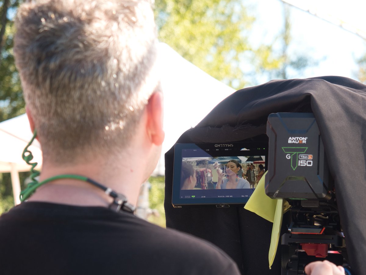OrcaCoveMedia's tweet image. Lights! Camera! Action! 🎬
Behind-The-Scenes  of Sweet Summer Pow Wow.
Images by Gavin Andrews movingimagery.ca

On monitor: Joshua Odjick as Riley, Tanis Parenteau as Cara, and Joel Montgrand as Luke, Taylor Kinequon as Robin.
Holding the slate is Amina Luthi, 1st AC.
