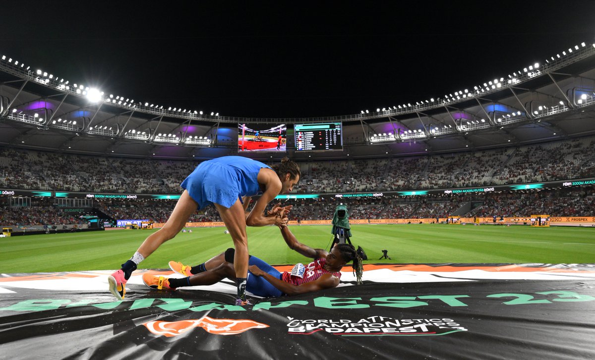 WorldAthletics's tweet photo. Celebrating 🤝 @gianmarcotamber 

#WorldAthleticsChamps https://t.co/gsmjVMrjj5