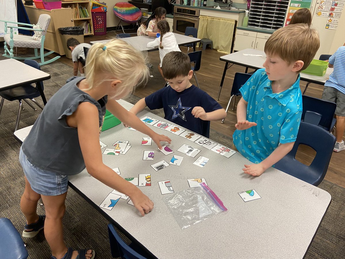 Bridgewater_FE's tweet photo. I looked around our classroom today and saw some kindergarteners hard at work! They’ve been doing so well during our guided reading stations! I especially love when they talk together to accomplish a goal. 💕 @HumbleISD_FE https://t.co/4Ryalv6uE3