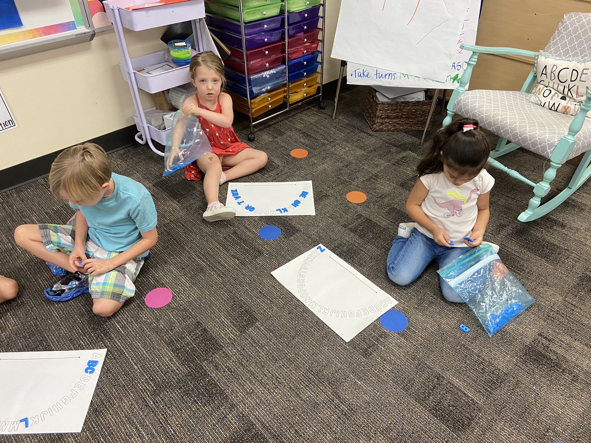 Bridgewater_FE's tweet photo. I looked around our classroom today and saw some kindergarteners hard at work! They’ve been doing so well during our guided reading stations! I especially love when they talk together to accomplish a goal. 💕 @HumbleISD_FE https://t.co/4Ryalv6uE3