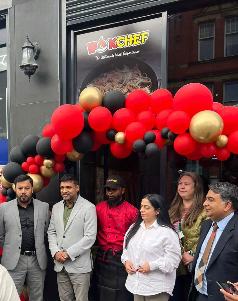 Congratulations to the #WokChefOldham  really pleased to attend the opening of this new eatery Yorkshire Street in #LoveOldham great to welcome new investment in Town employing Local People 👍let’s support &amp; #ShopLocal #OldhamHour <a href="/MohonAli10/">Cllr Mohon Ali</a> <a href="/shah_arooj/">Arooj Shah</a> <a href="/muzahidukhan/">Muzahid Khan MBE DL</a> great food
