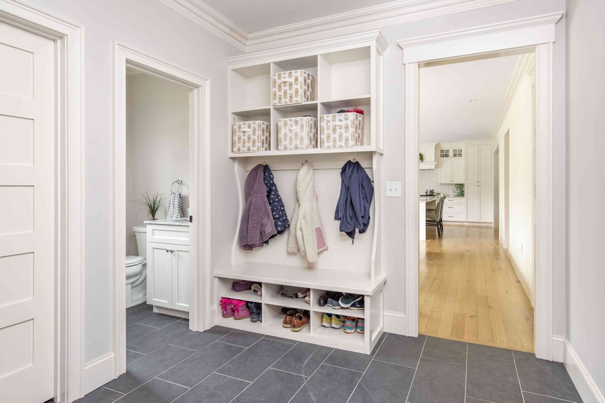 aaronreevessf's tweet photo. Are you sick of shoes, coats, book bags, and more piling up in your entryway? Enter #AaronReevesStateFarm with a helpful article! #HomeTips #Declutter https://t.co/93LUHCIJtk https://t.co/30LRKOjsjA