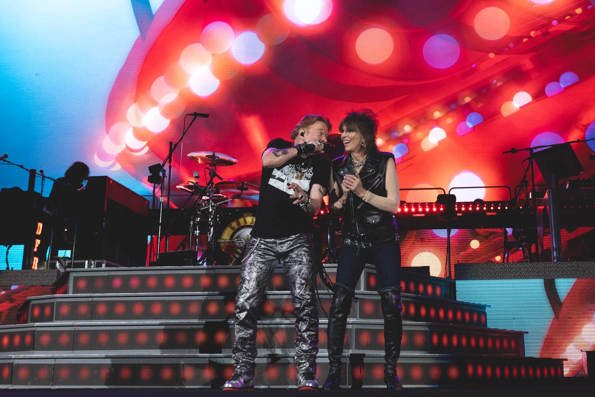 gunsnroses's tweet photo. Boston you were some loud motherf*ckers last night! Let’s hear it for @ChrissieHynde, Bad Obsession! https://t.co/zKtwwgZRjv