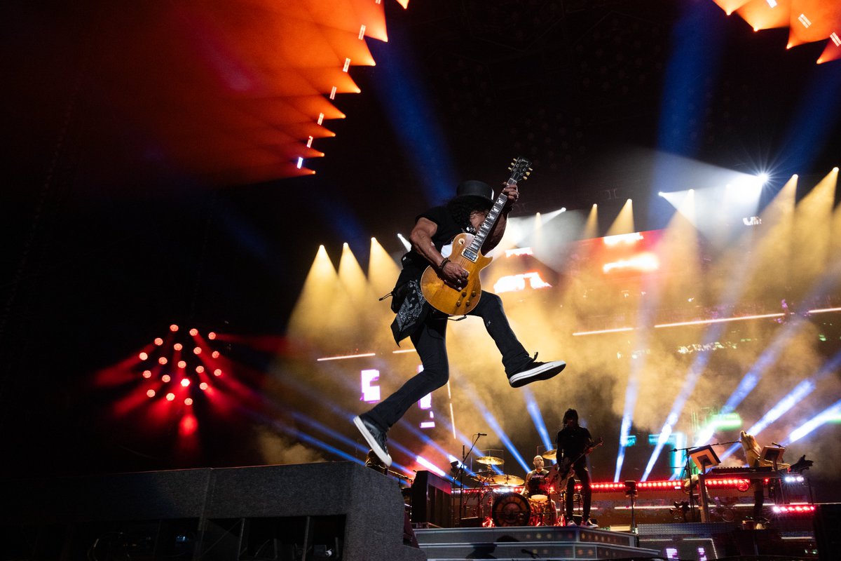 gunsnroses's tweet photo. Boston you were some loud motherf*ckers last night! Let’s hear it for @ChrissieHynde, Bad Obsession! https://t.co/zKtwwgZRjv