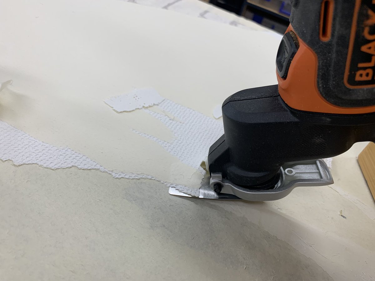 diyproduction1's tweet photo. ベニヤ板に貼った撮影用の壁、壁紙剥がしはマルチエボのオシレーティングヘッドがイイ仕事��てくれます。キレイに剥がれました。
#マルチエボ   #壁紙 https://t.co/bP9JJJ235g