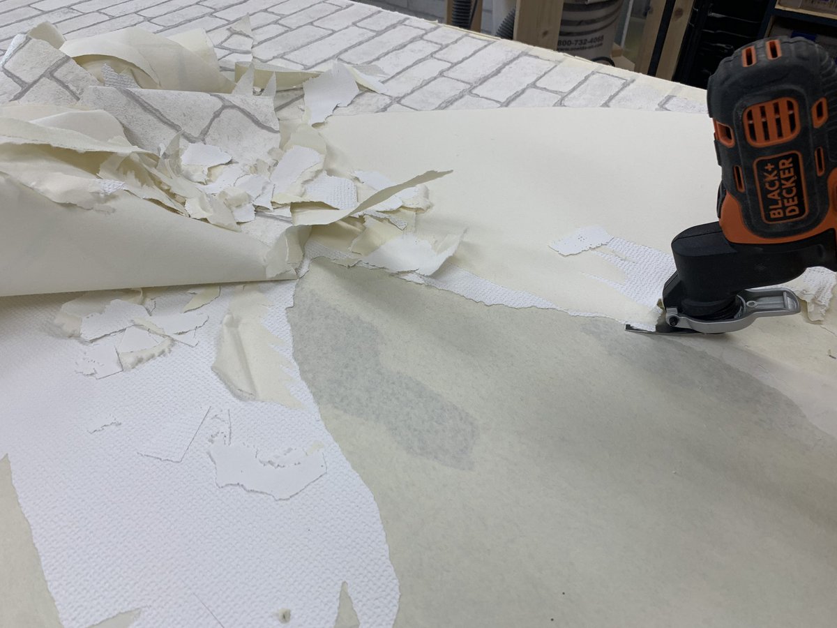 diyproduction1's tweet photo. ベニヤ板に貼った撮影用の壁、壁紙剥がしはマルチエボのオシレーティングヘッドがイイ仕事��てくれます。キレイに剥がれました。
#マルチエボ   #壁紙 https://t.co/bP9JJJ235g