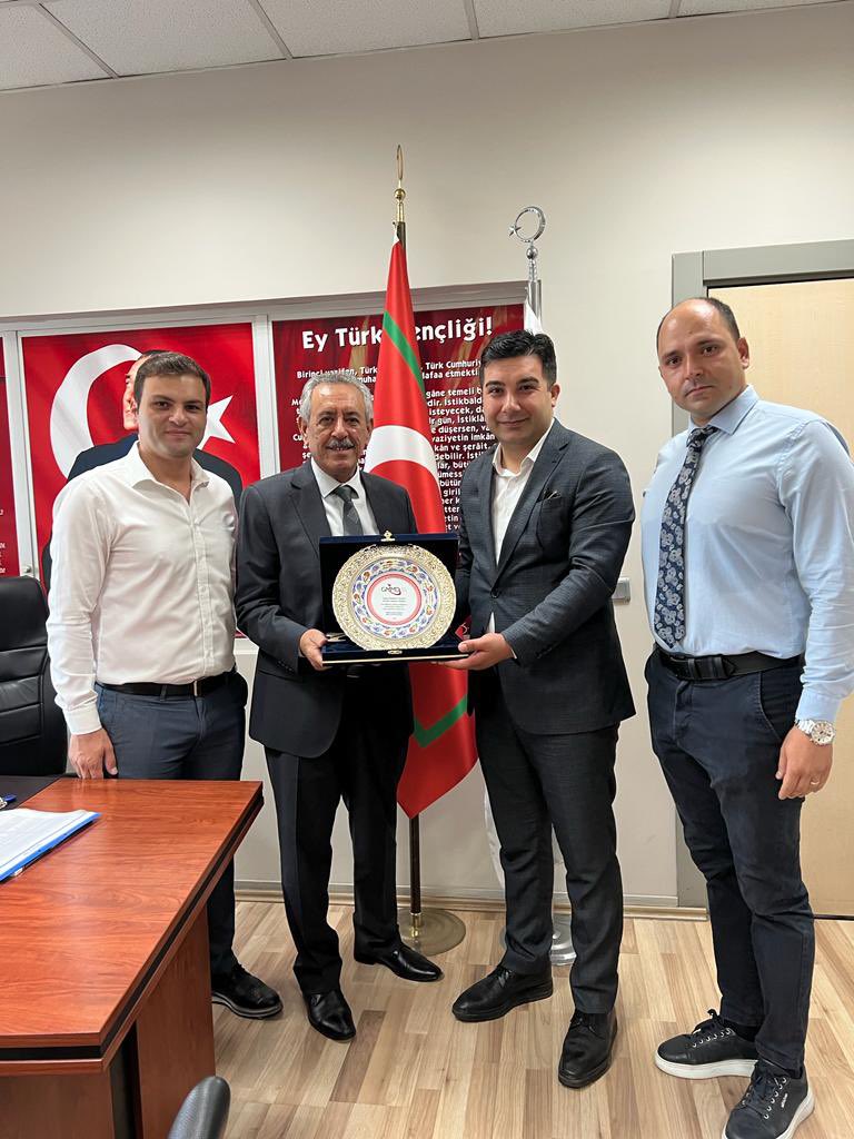gumrukmuayene's tweet photo. Dernek Başkanımız Sayın İlhan DOĞANGÜZEL ve Dernek Başkan Yardımcımız Sayın Emrah DURSUN ve Muayene Memuru Sayın Mert DEMİR Gümrük Müdürü Sayın Mehmet YILDIZ’ı makamında ziyaret ederek Pendik Gümrük Müdürlüğünde görevli meslektaşlarımızla bir araya gelmiştir. https://t.co/grbI9xIiyU